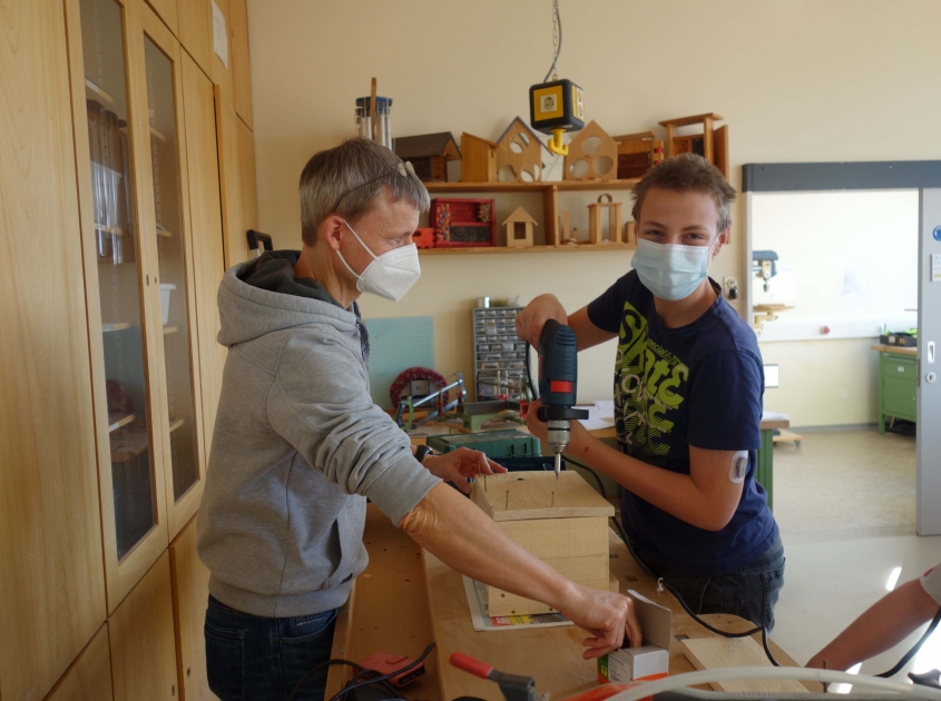 Die Kästen für den Mauersegler werden gebaut