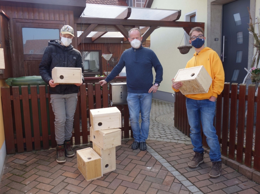 Übergabe der ersten Nistkästen