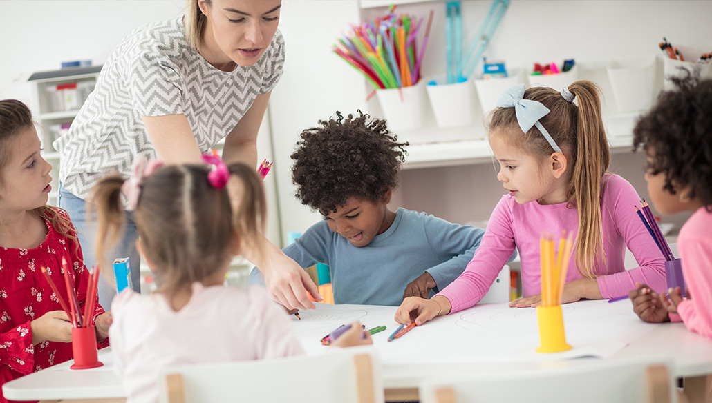 Integrationshilfe begleitet Kinder außerhalb oder ergänzend zur Schule, z. B. im Kindergarten, in der Betreuung oder in der HPT. Sie unterstützt bei Alltagsabläufen, Kommunikation und sozialem Verhalten.