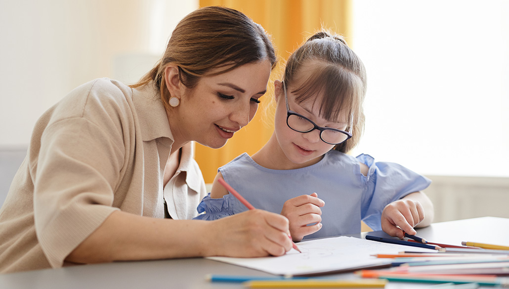 Als Schulbegleiter*in unterstützen Sie ein Kind im Schulalltag, geben Orientierung, fördern Selbstständigkeit und sind ein wichtiger Teil des pädagogischen Teams.